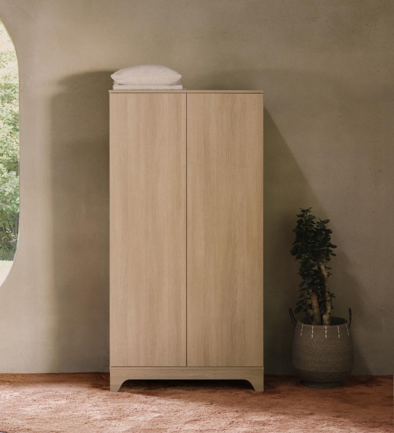 Dvojdverová detská skriňa Quax Tsugi honey ash v modernom dizajne s jemnými oblými líniami v detskej izbe